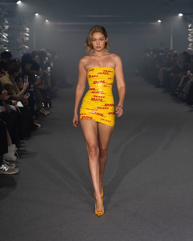 Супермодель Джіджі Хадід у стильному скотчі. Фото: Vetements