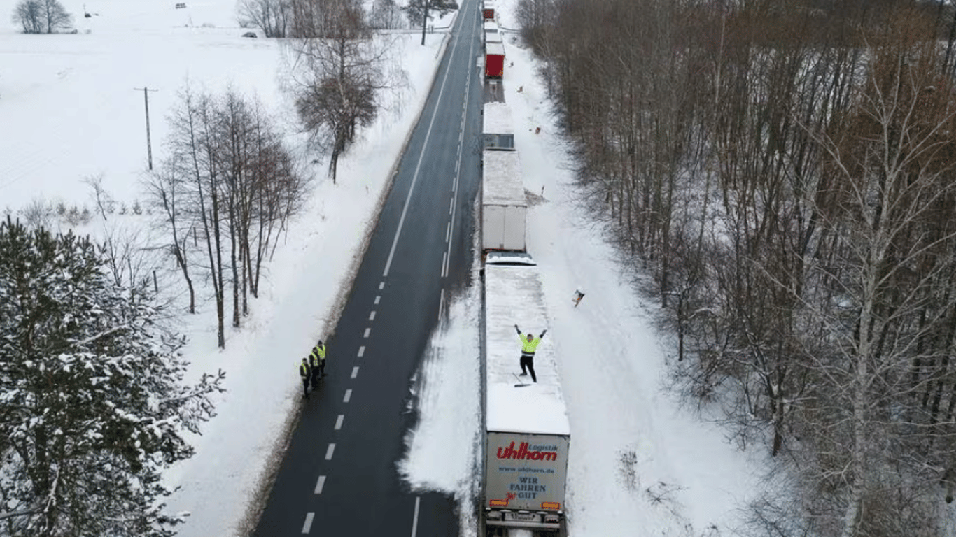 На границе с Польшей из-за блокады фермеров застряли тысячи грузовиков