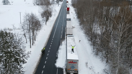 На границе с Польшей из-за блокады фермеров застряли тысячи грузовиков - 285x160