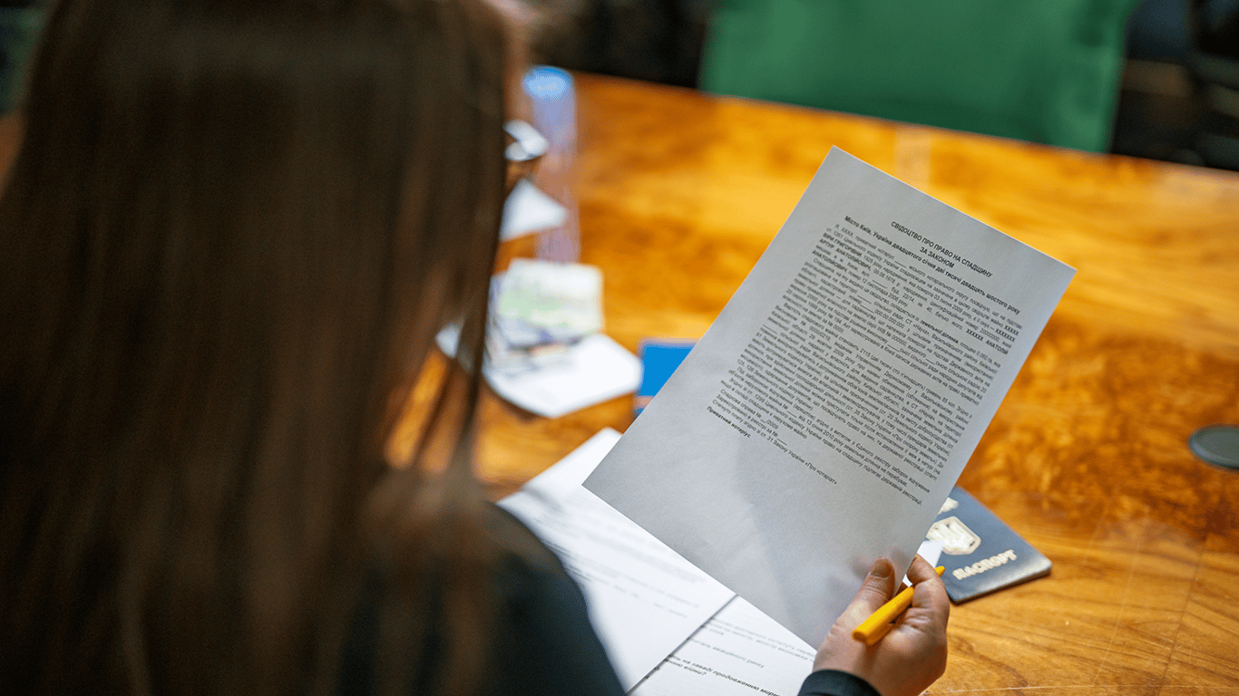 Спадщина в Україні: чи може свекруха виселити невістку з квартири, яку її син купив до шлюбу