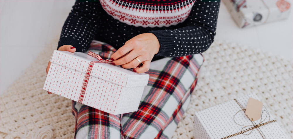 Женщина с подарком