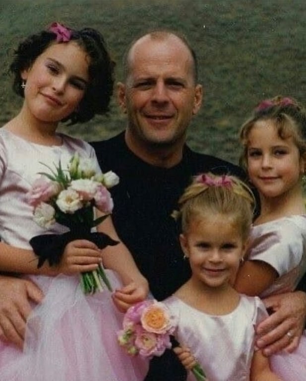 Актер Брюс Уиллис с дочерьми. Фото: instagram.com/demimoore/