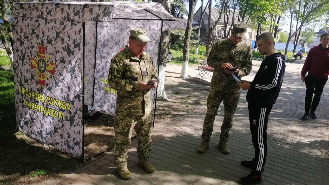 Українські чоловіки, які бояться мобілізації, розповіли як переховуються дома і планують втечі за кордон