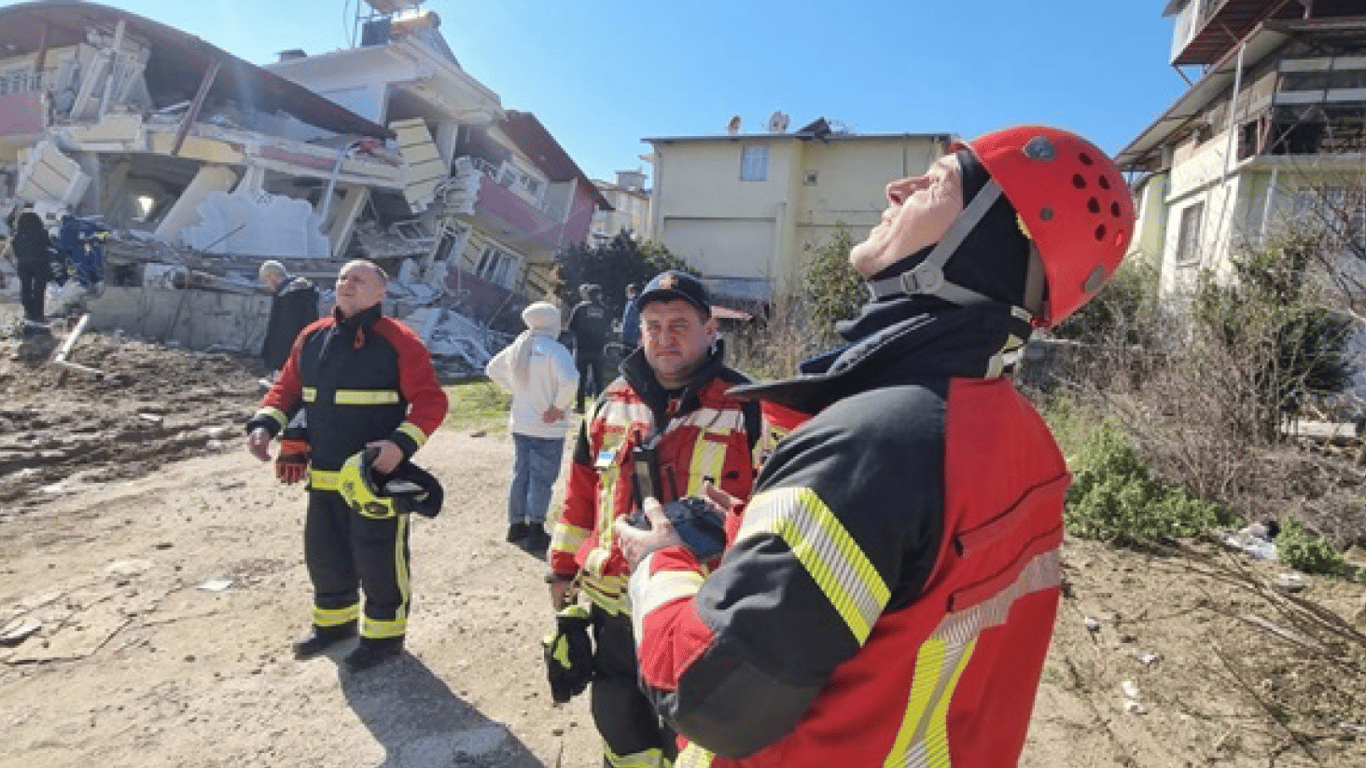Украинские спасатели помогают разбирать завалы после землетрясения в Турции
