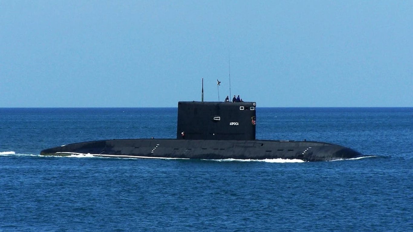 Російський підводний човен вперше за тиждень вийшов в Чорне море