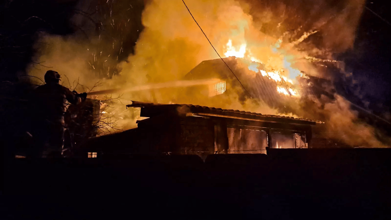В Харькове беспилотник во время атаки попал в дом — разгорелся пожар