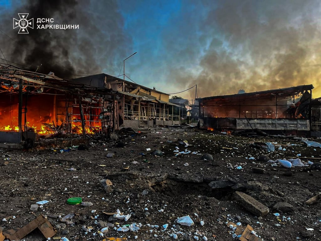 Пошкоджене поштове відділення та торговельні об’єкти після атаки дронами