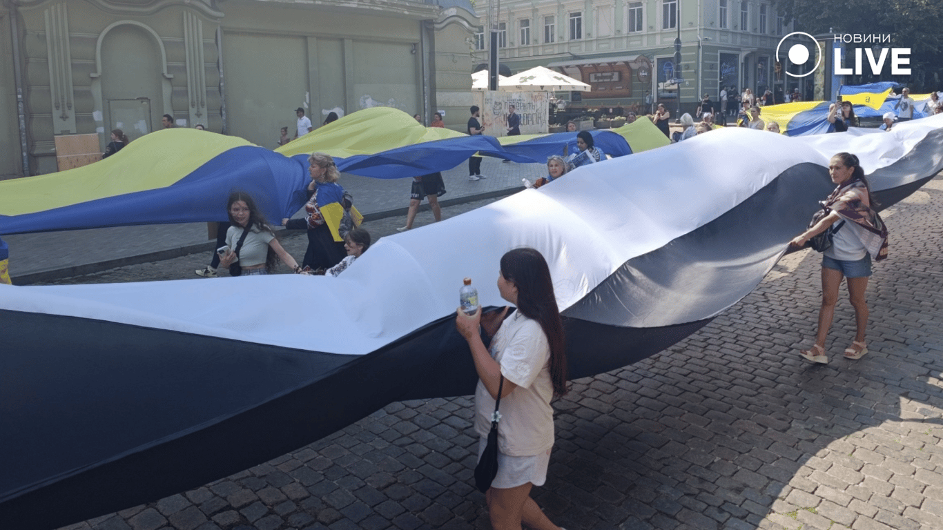 Два великі прапори пронесли центром Одеси 23 серпня