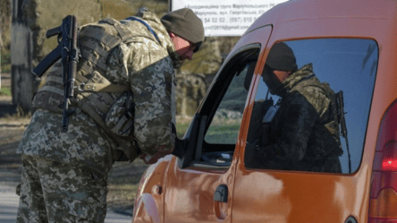 У Києві чоловік наїхав на працівника ТЦК, той розбив в авто скло - 290x166