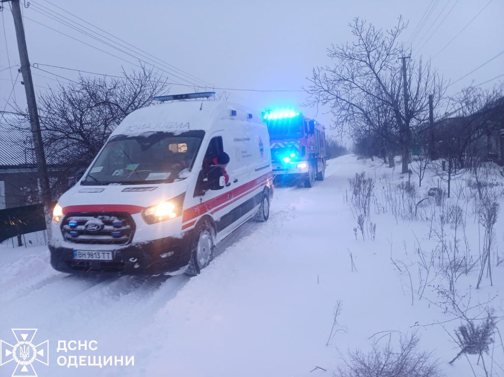 Рятувальники тягнуть машину швидкої допомоги