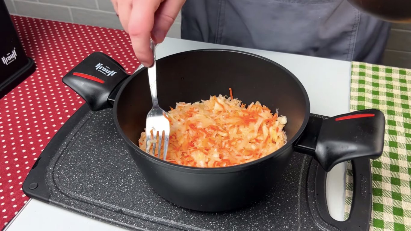 пересипана капуста з грибною засмажкою