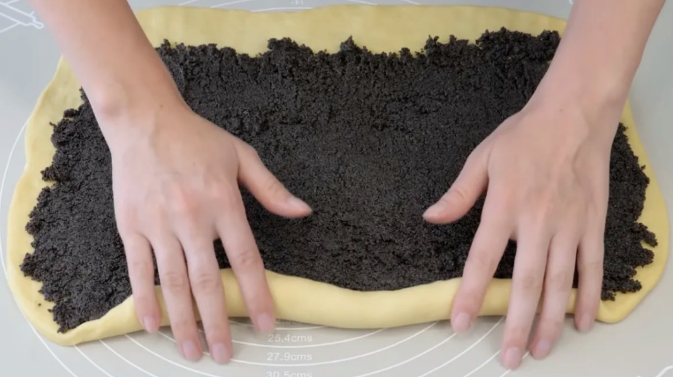 рецепт дріжджового рулету з ніжною маковою начинкою