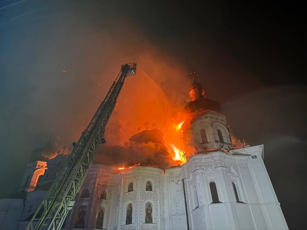 Пожежники гасять вогонь на даху Успенського собору Києво-Печерської лаври в ніч проти 15 червня через обстріл РФ