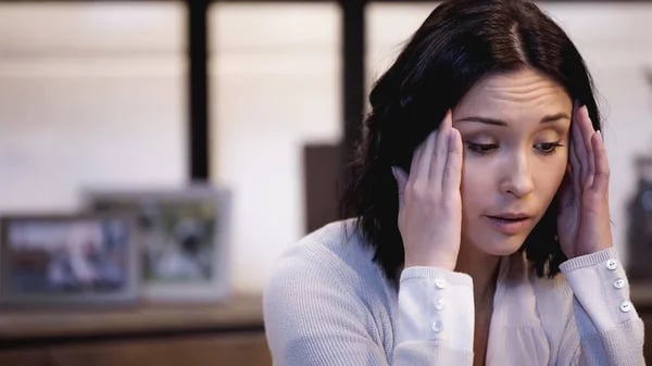 Девушка страдает от головной боли