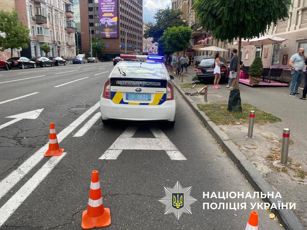 ДТП у Києві — Mercedes вилетів на терасу кафе, є постраждала - фото 1