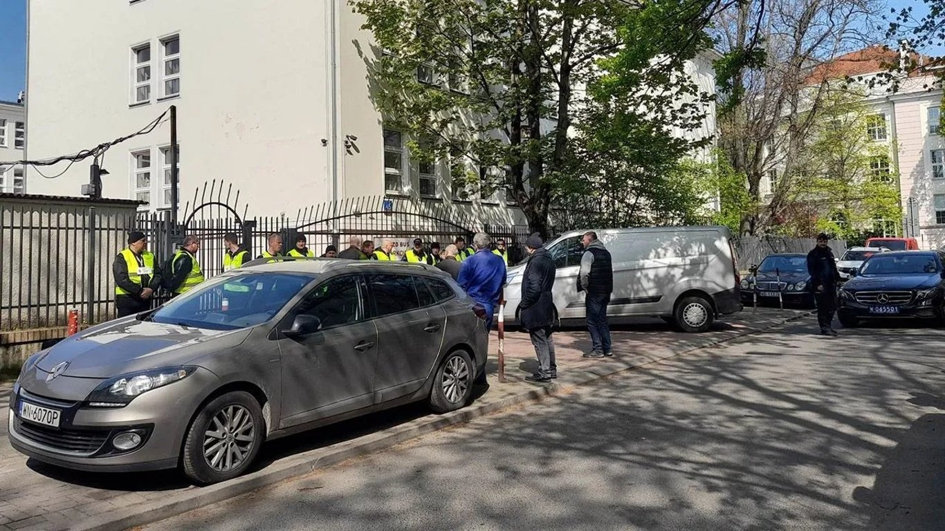 Польша силой забрала у России здание школы при посольстве: МИД РФ отреагировал угрозами