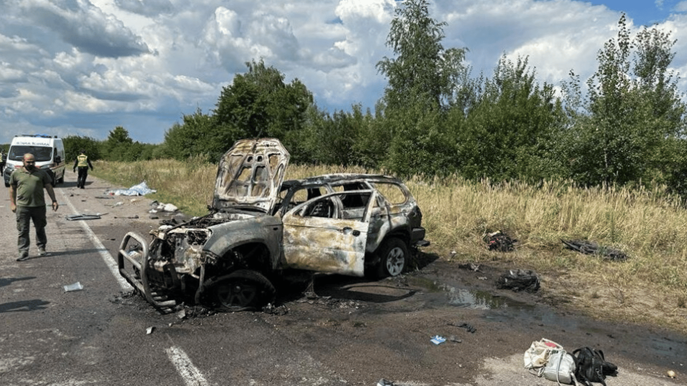 Авто згоріло вщент: поліція оприлюднила моторошні фото ДТП на Рівненщині