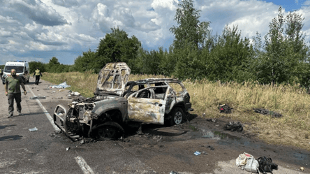 Авто згоріло вщент: поліція оприлюднила моторошні фото ДТП на Рівненщині - 285x160