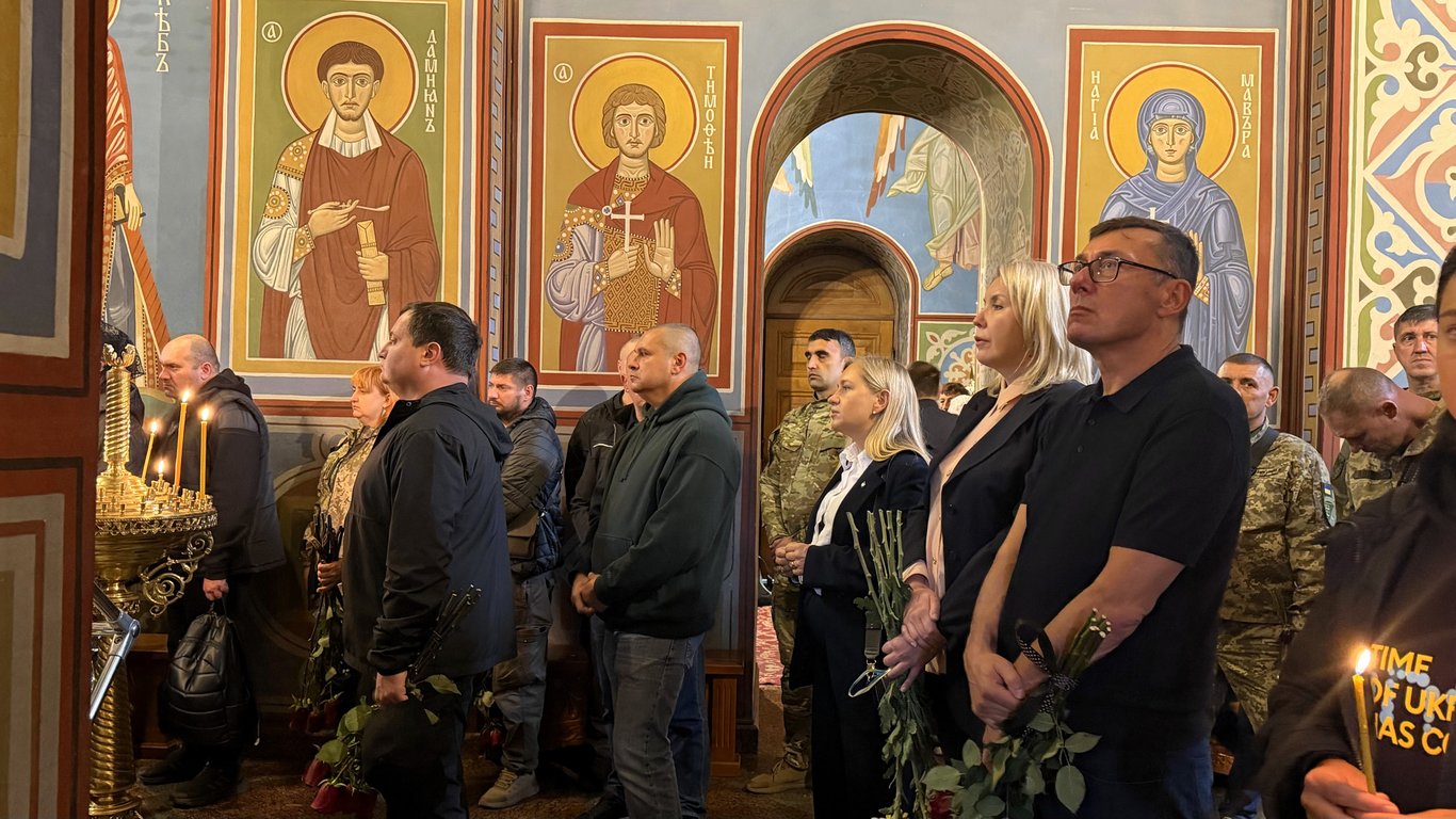 Друзі та побратими Миколи Карпюка під час прощання