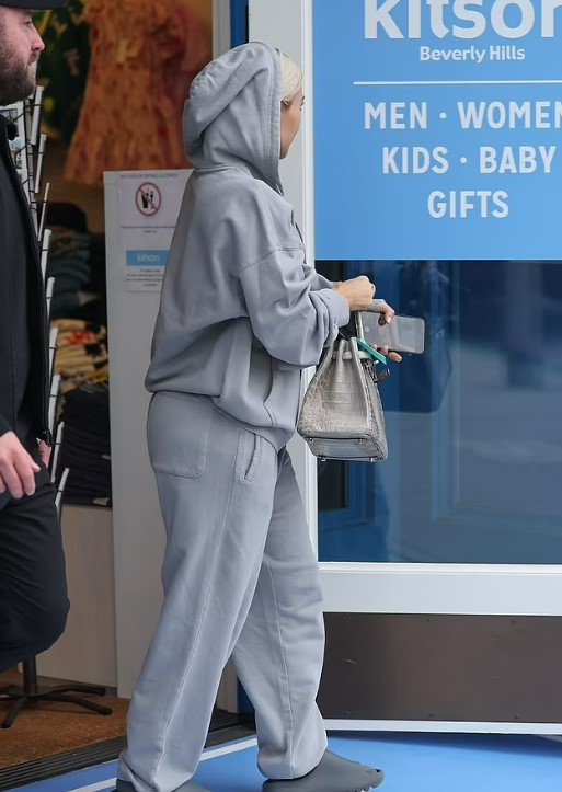 У м'ятому костюмі та капцях — Кім Кардаш'ян прогулялася вулицями Лос-Анджелеса - фото 3