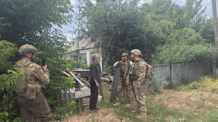 Ризикнули заради своїх: генерал і полковники зайшли в Карпівку за 3,5 км від ворога - 290x160