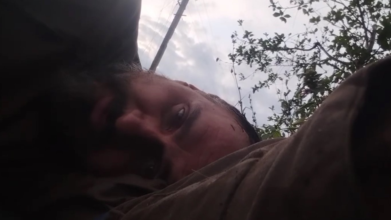 Олег Сенцов записав відео з передової та розповів, що отримав травму