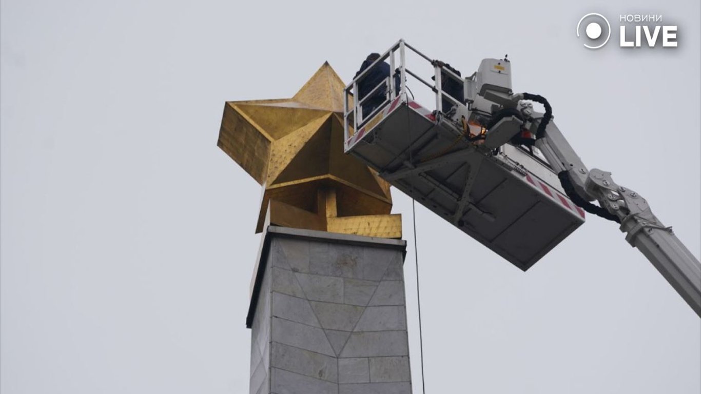 На площади Победы в Киеве начали демонтаж советской звезды