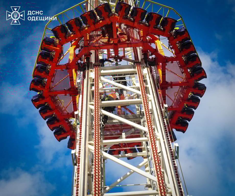Зависли на аттракционе - стали известны подробности инцидента в Одессе - фото 3