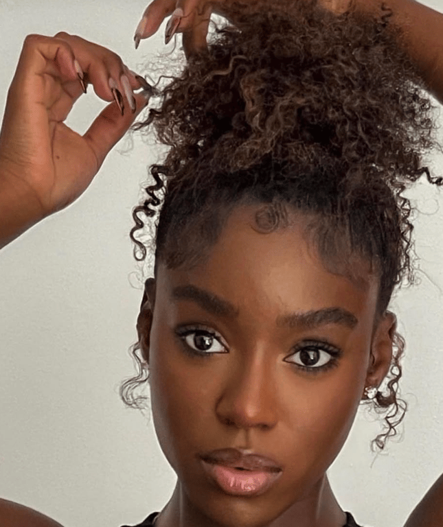 Для кучерявого волосся краще обрати високий хвіст