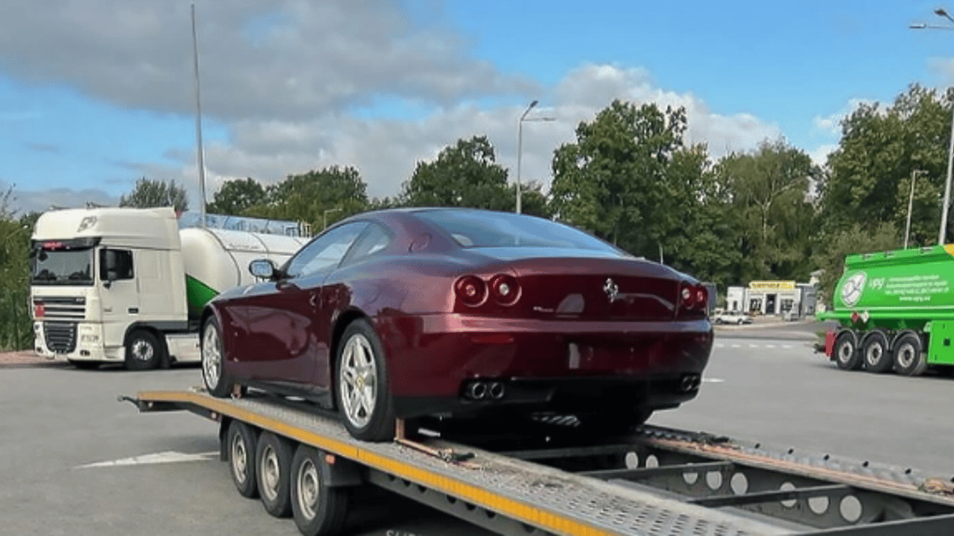 В Україну завезли колекційні суперкари Ferrari та Porsche: хто власник