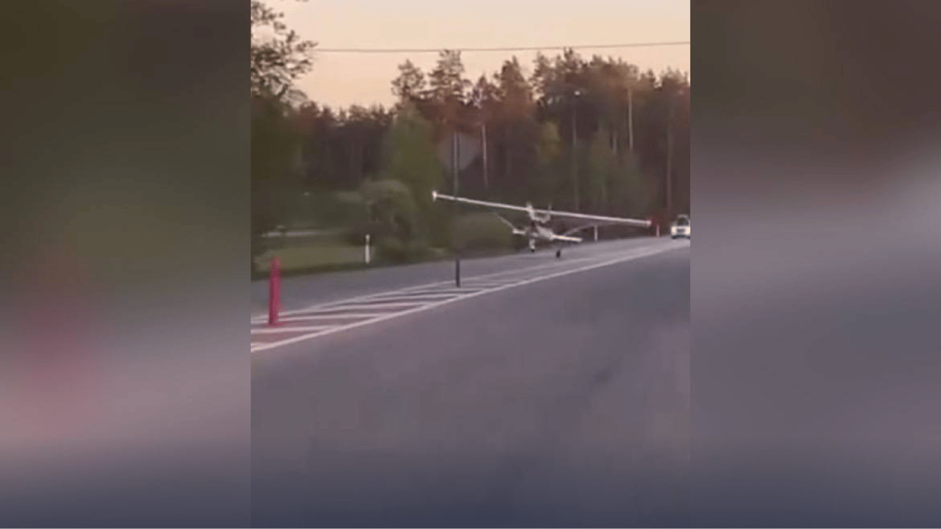 Відмовив двигун — у Латвії літак здійснив аварійну посадку на шосе