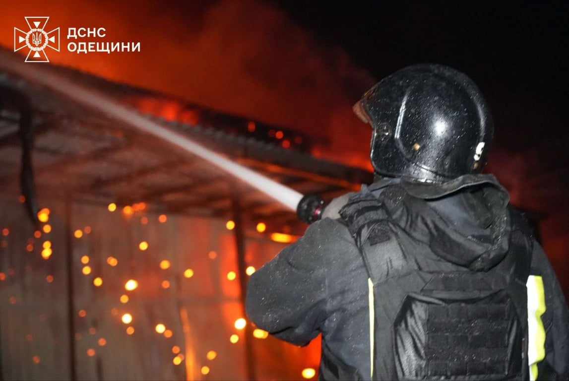 В ГСЧС показали фото последствий атаки РФ по Одессе - фото 1