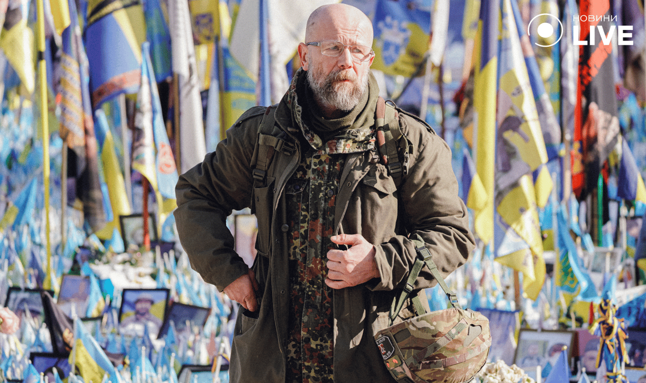 Майдан Незалежності у Києві: українці згадують загиблих Героїв у річницю війни