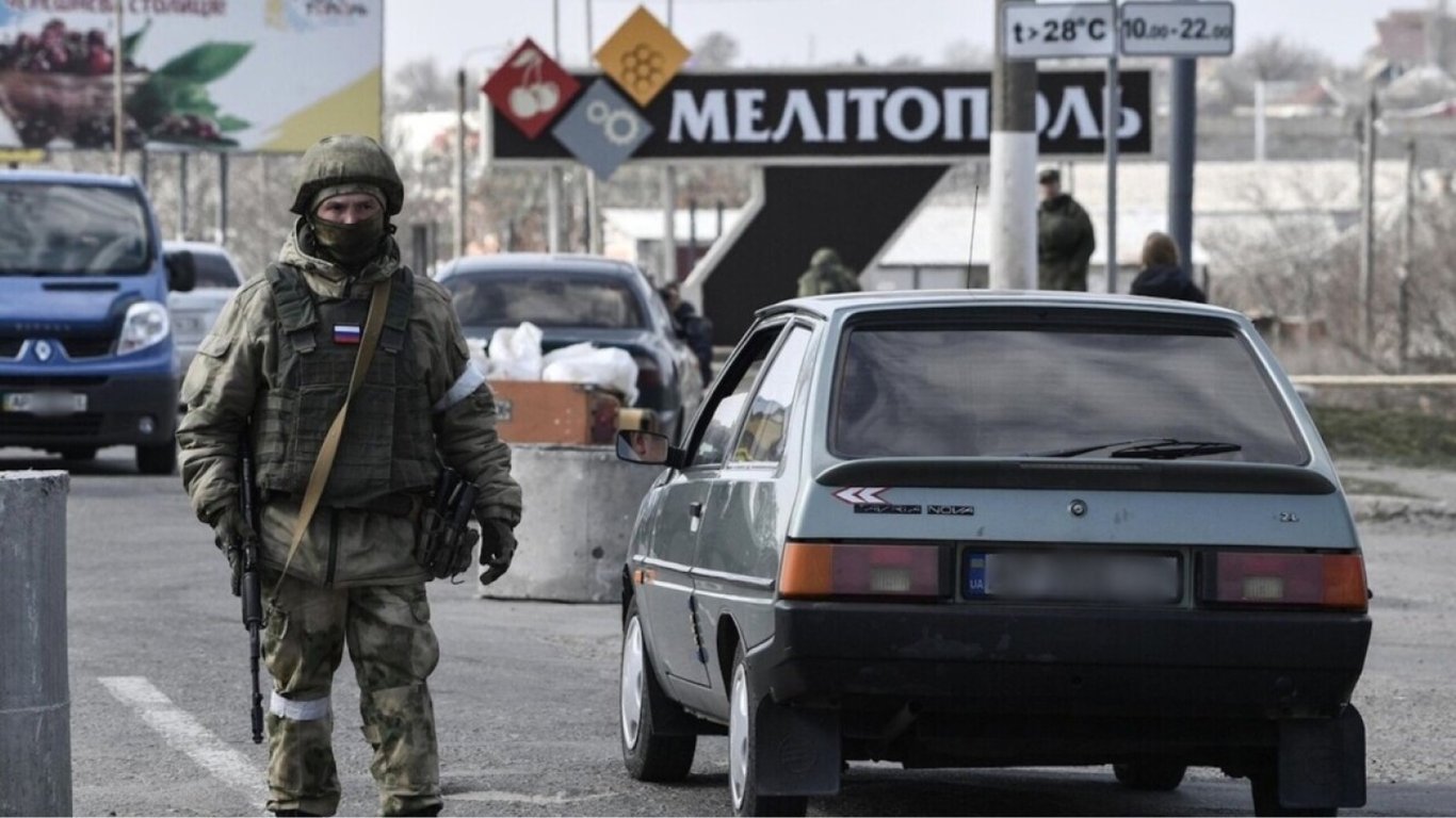 Российские оккупанты в Мелитополе маскируются под украинцев