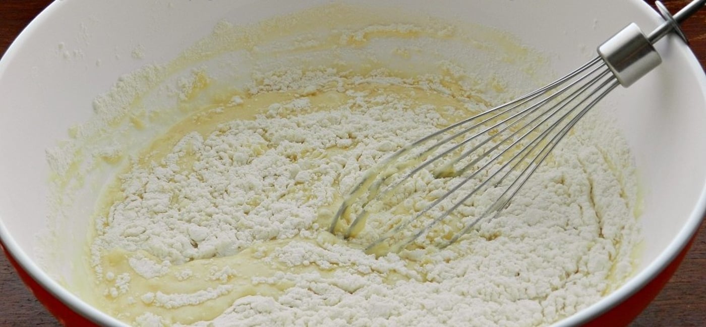 Пиріг на кефірі з ягодами та варенням - рецепт