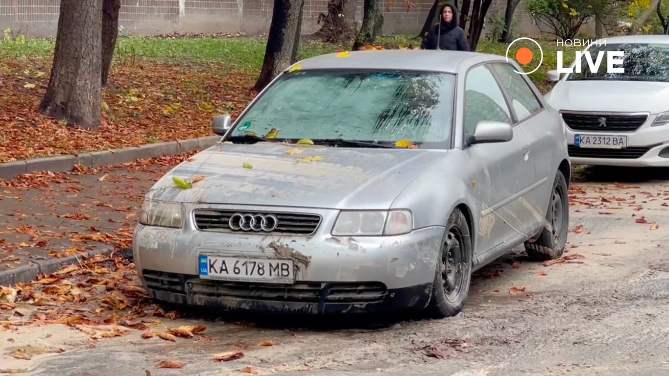 Автомобіль, який провалився під асфальт у Києві 29 жовтня
