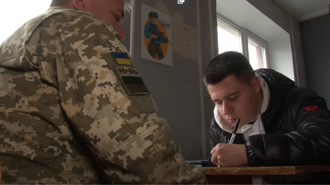 Как военнообязанным мужчинам в Украине лучше оформлять отсрочку от мобилизации - онлайн или в ТЦК