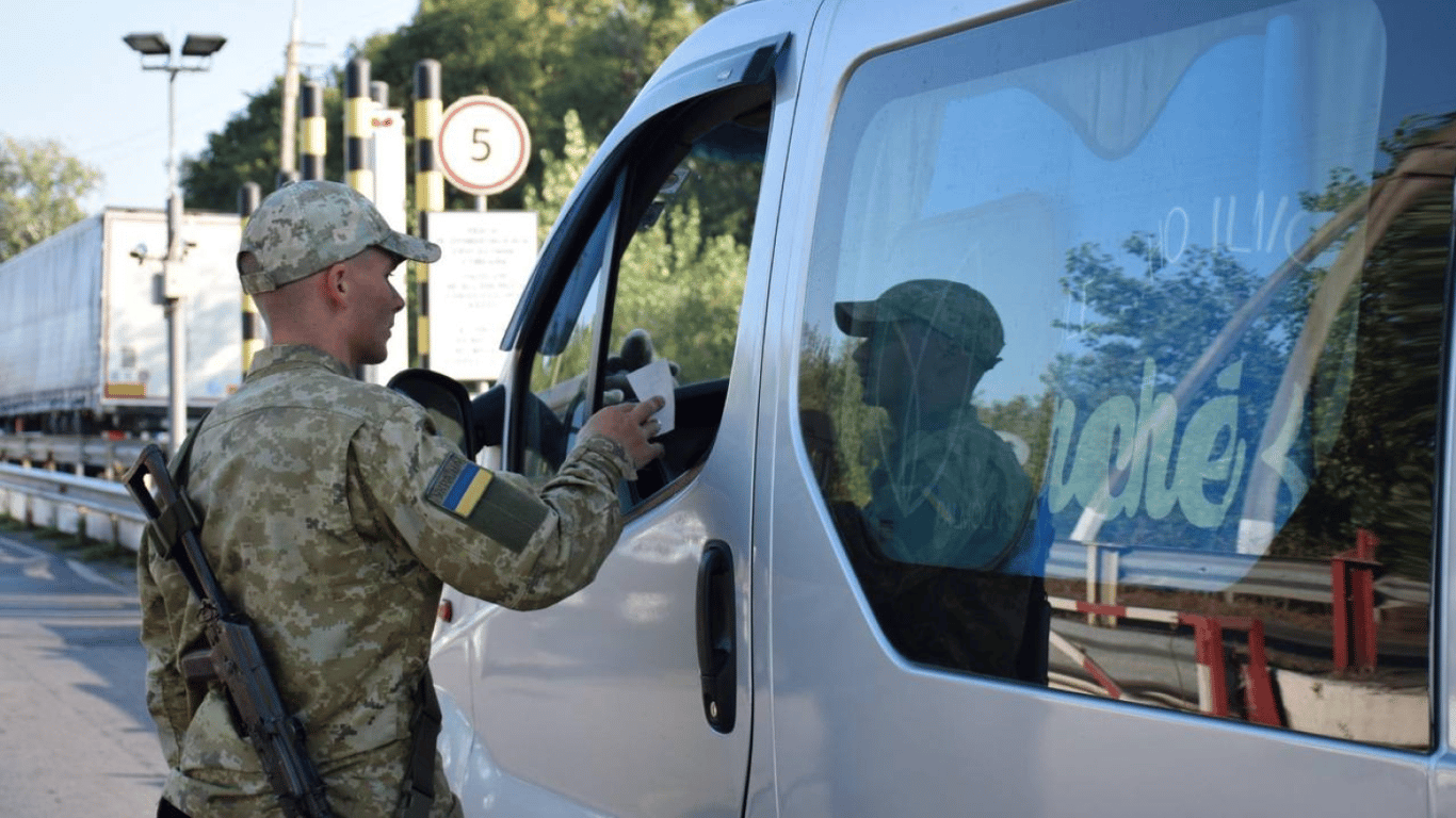 Виїзд за кордон під час війни — чи дозволяє наявність грін-кард виїхати з України