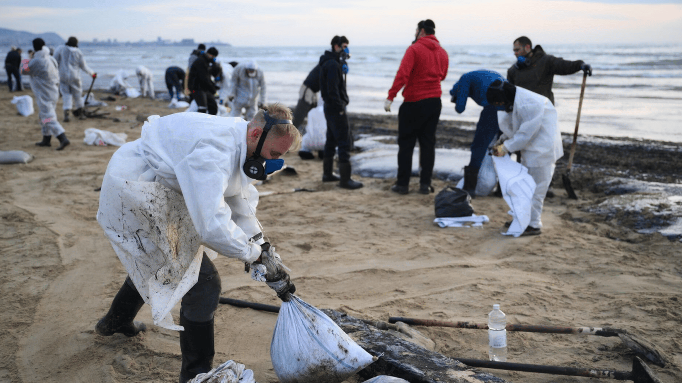 Разлив мазута в Черном море — в Крыму объявили чрезвычайную ситуацию