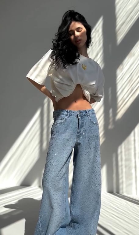 Джинсы со стразами возвращаются в моду