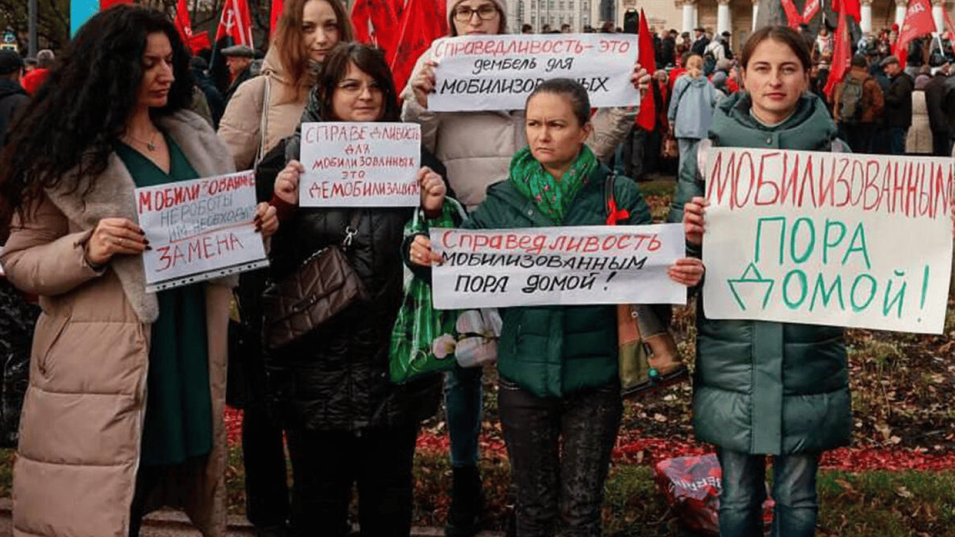 Кремль платить дружинам мобілізованих, щоб стримувати їхні протести, — британська розвідка