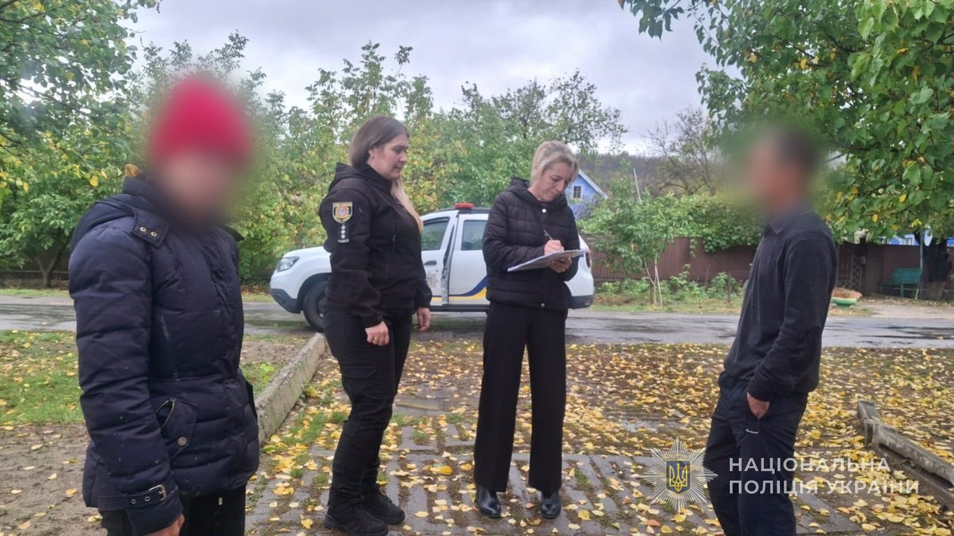 Ювенальна поліцейська та представниця соціальної служби спілкуються з місцевими жителями на Одещині