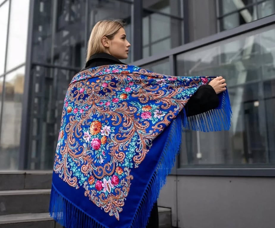 Трендовий образ з українською хусткою — модні поради до свята - фото 2