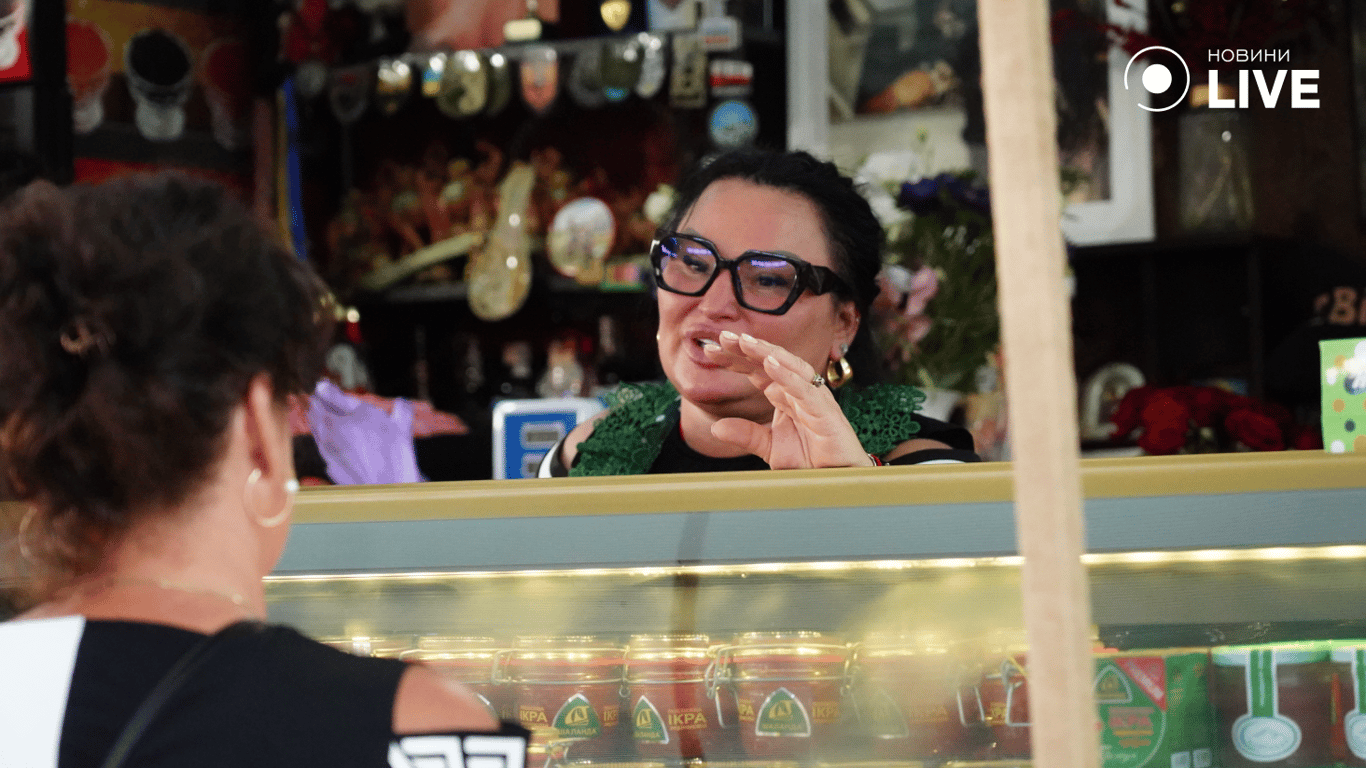 Продавчиня радить смачну рибу. Фото: Новини.LIVE