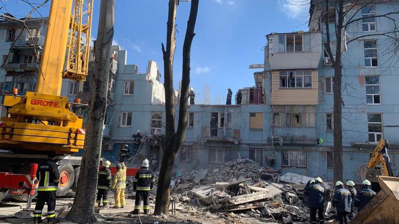 В Запорожье жительница разрушенного дома раскритиковала мэра: людей бросили на произвол судьбы