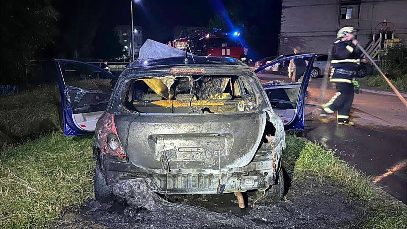 Пекельна помста: на Київщині чоловіки спалили автівку свого опонента