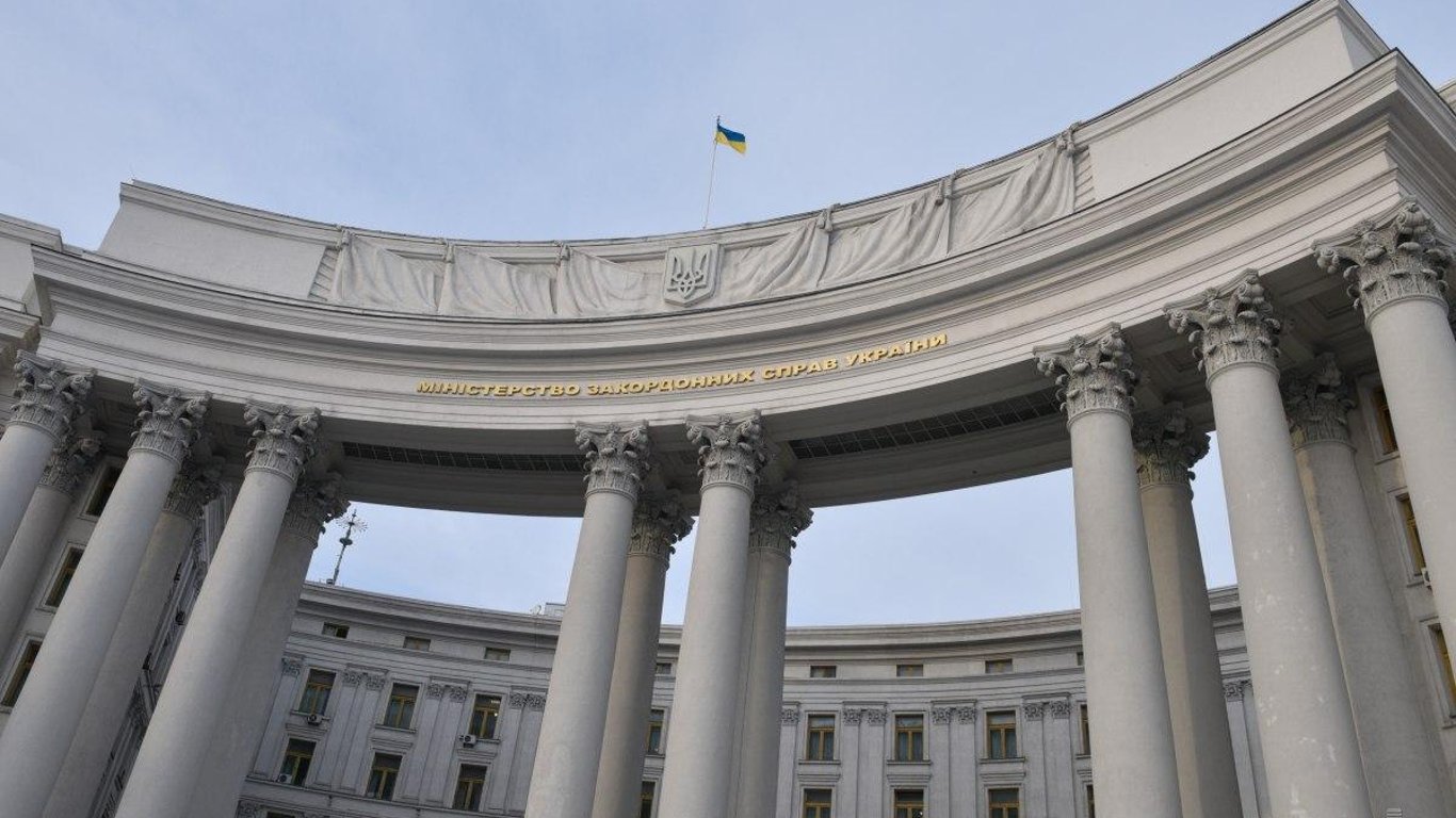 МИД создал для украинцев чат-бот по консульским вопросам