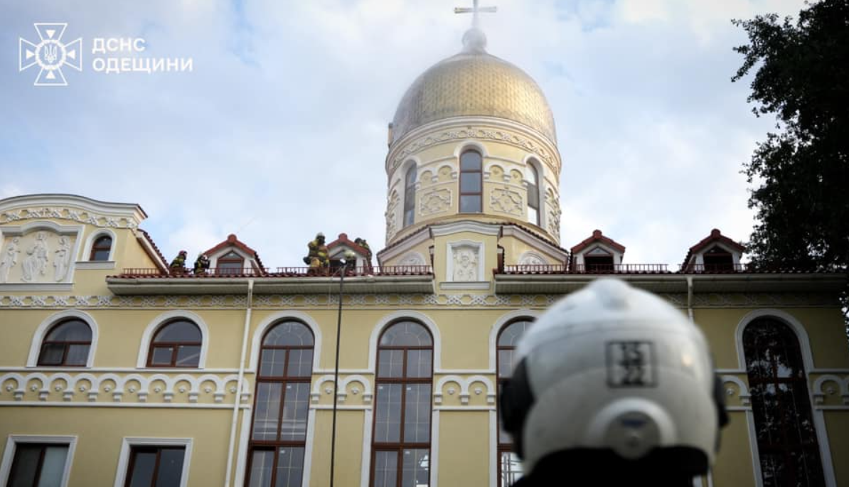 Блискавка влучила у купол — подробиці пожежі у Свято-Іверському монастирі в Одесі - фото 3