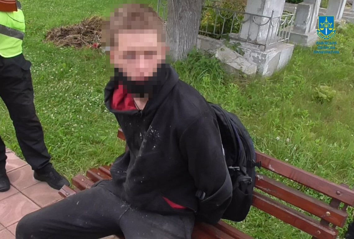 У Стрию чоловік знищив могили