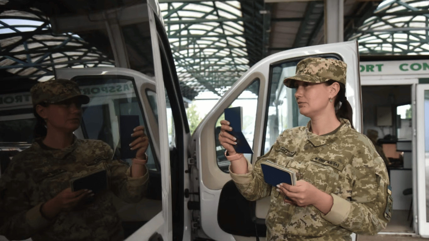 В ГНСУ сообщили, когда будет действовать "зеленая карточка" для пересечения границы